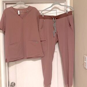 Figs mauve Zamora joggers and Casma top, size Large.
